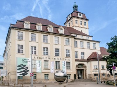 Groß (Linden Museum Stuttgart, Copyright Linden Museum Stuttgart, Foto Harald Völkl) Groß (Linden Museum Stuttgart, Copyright Linden Museum Stuttgart, Foto Harald Völkl)